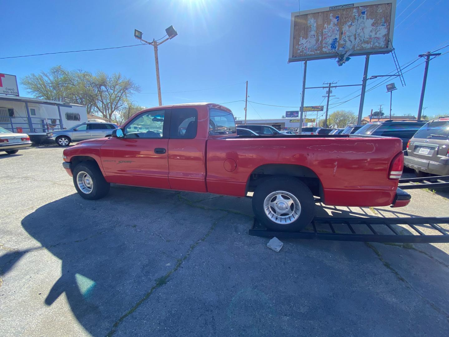 1999 Dodge Dakota Club Cab 2WD (1B7GL22Y0XS) with an 5.2L V8 OHV 16V engine, located at 44356 Date Ave., Lancaster, CA, 93534, (661) 945-6555, 34.688919, -118.139374 - Photo#2